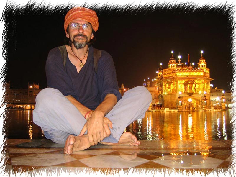 Assis devant le temple d'Or Amritsar Inde