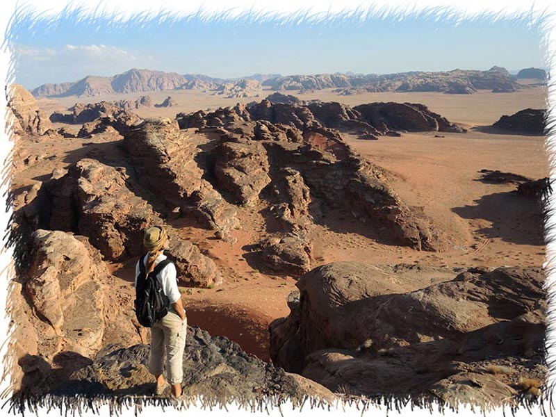 En contemplation au désert du Wadi Rum Jordanie
