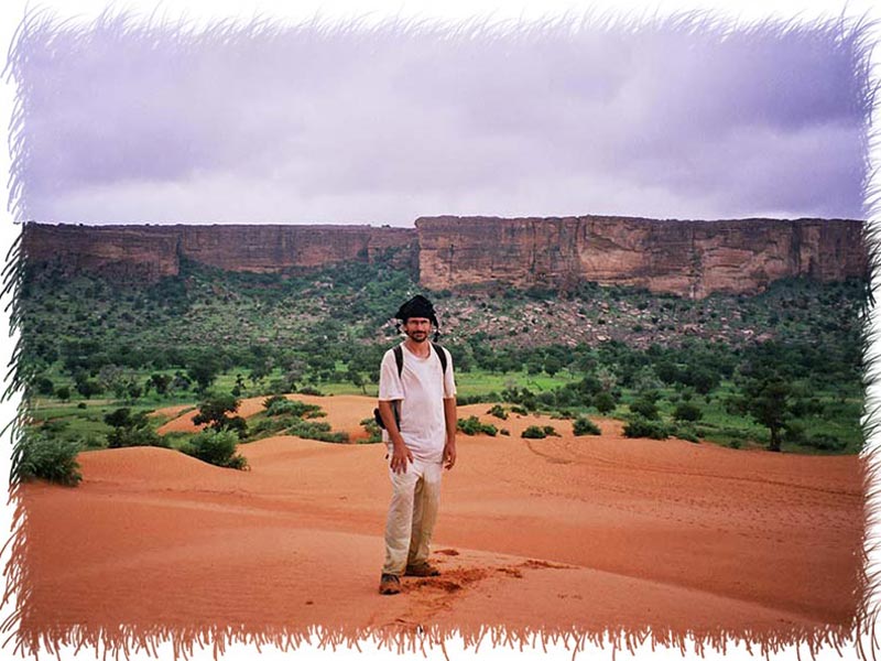 Sur le sable devant la falaise de Bandiagara Mali