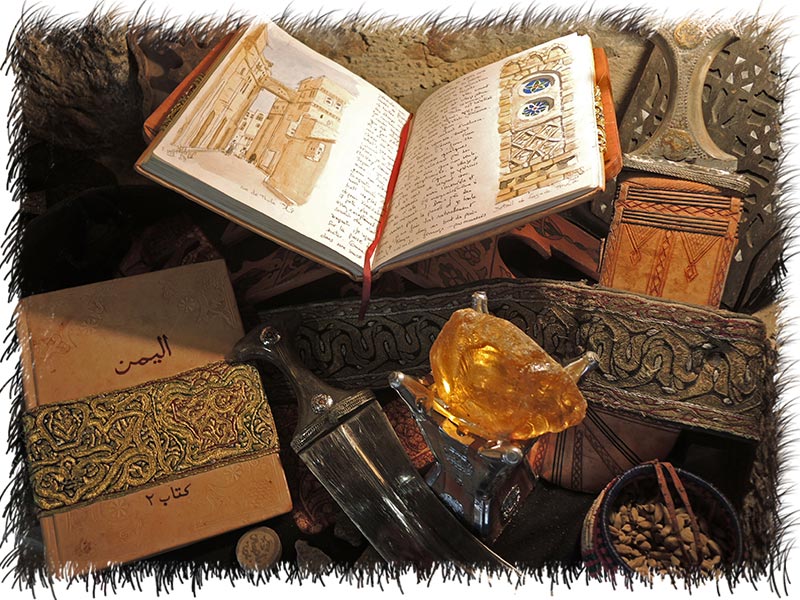 Carnets Yémen sur lutrin et objets du pays Exposition à St Céré