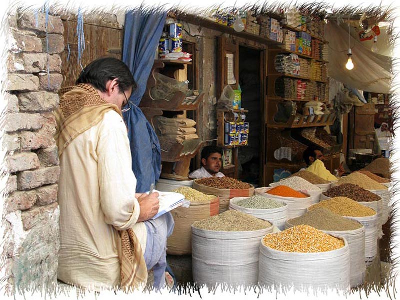 Réalisant une aquarelle d'un étal d'épices à Sanaa Yémen