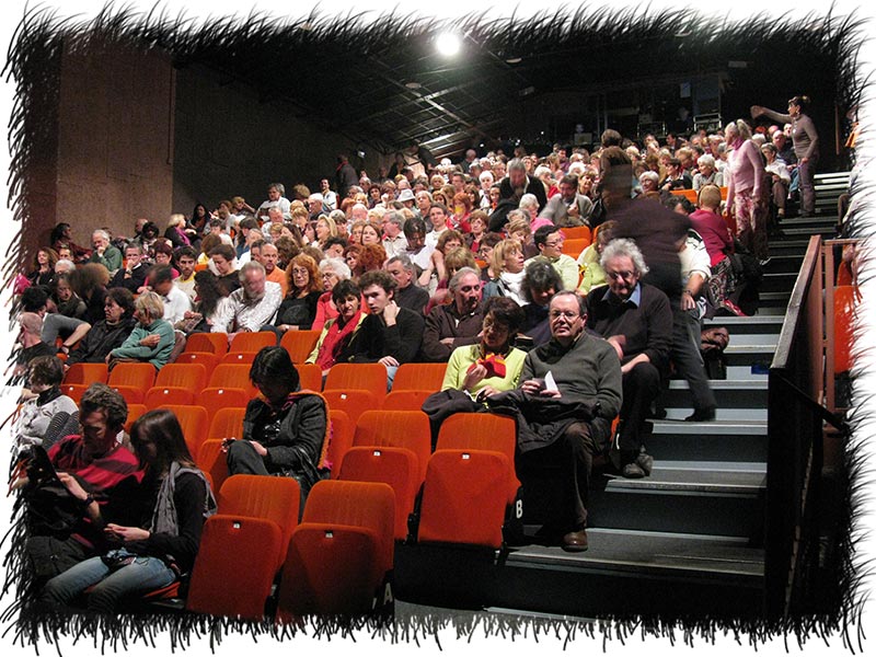 Public au théâtre d'Avignon