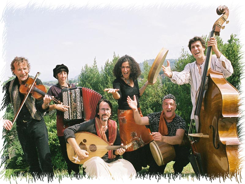 Le groupe Nejma avec ses instruments