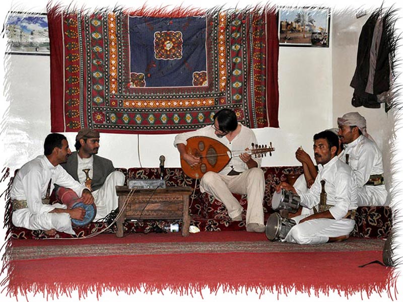 Jouant du oud avec des musiciens du Yémen