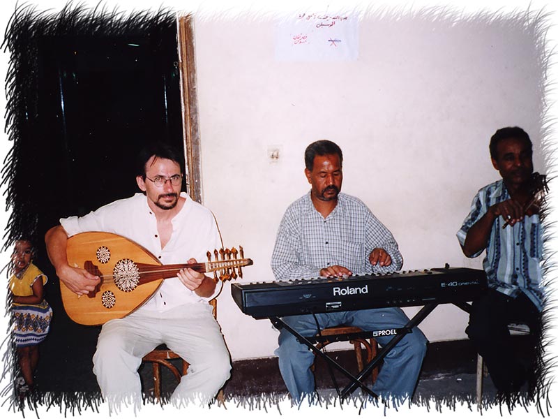 Jouant du oud avec des musiciens égyptiens