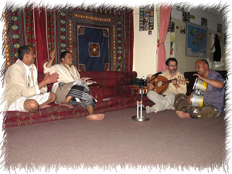 Jouant du oud avec des musiciens yéménites