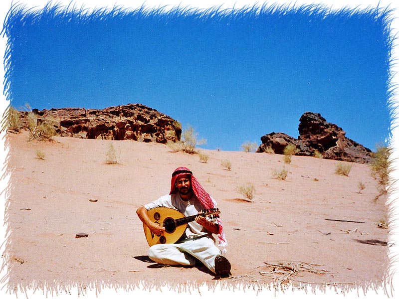 Jouant du oud dans le désert du Wadi Rum