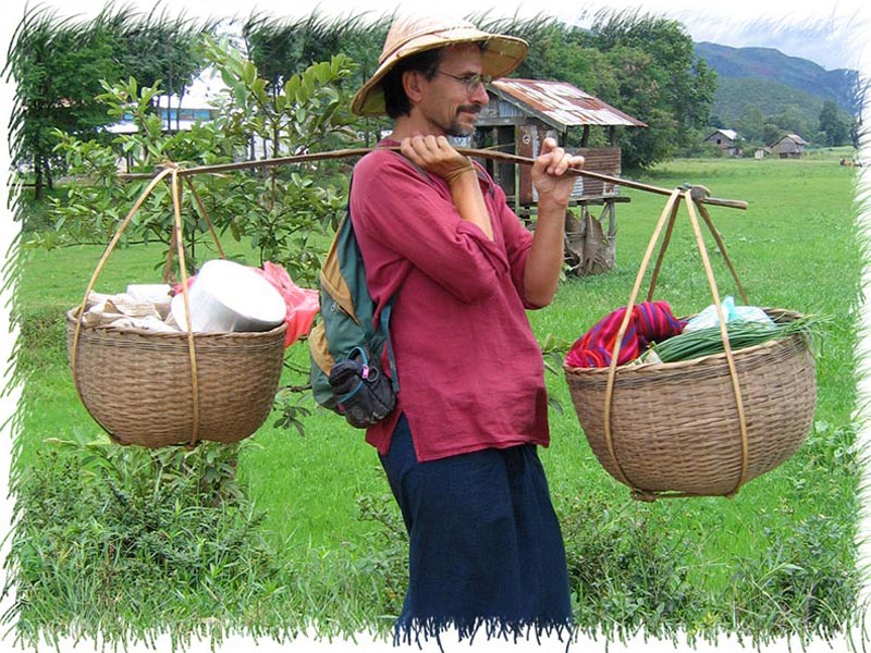 Portant un balancier au marché d'Inle Birmanie