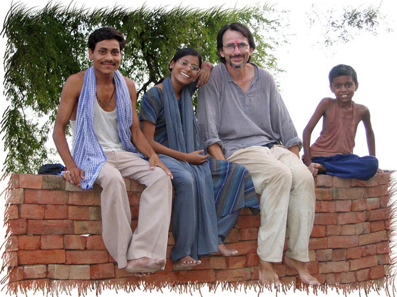 Assis avec une famille de Ramnagar Inde