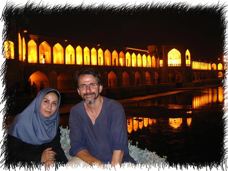 Devant le pont-barrage "Pol e-Khaju" à Isfahan Iran
