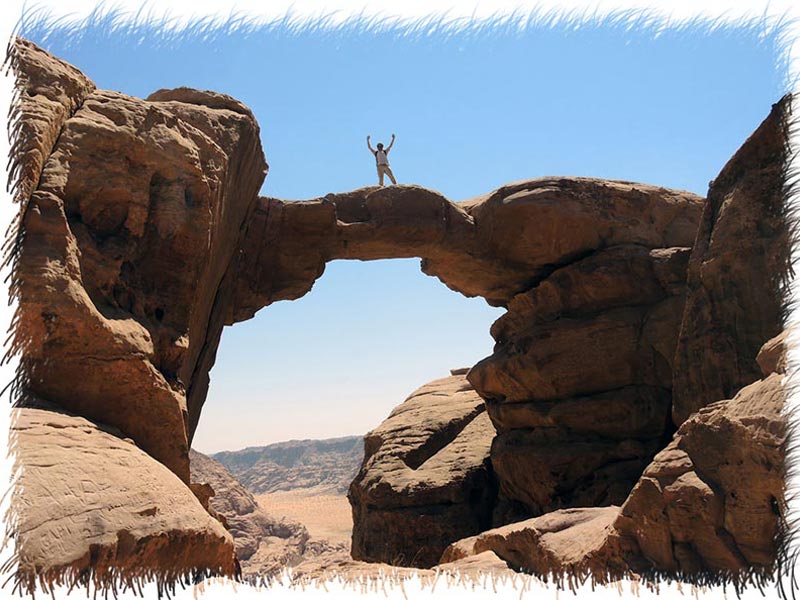 Sur l'arche de Burdah Wadi Rum Jordanie