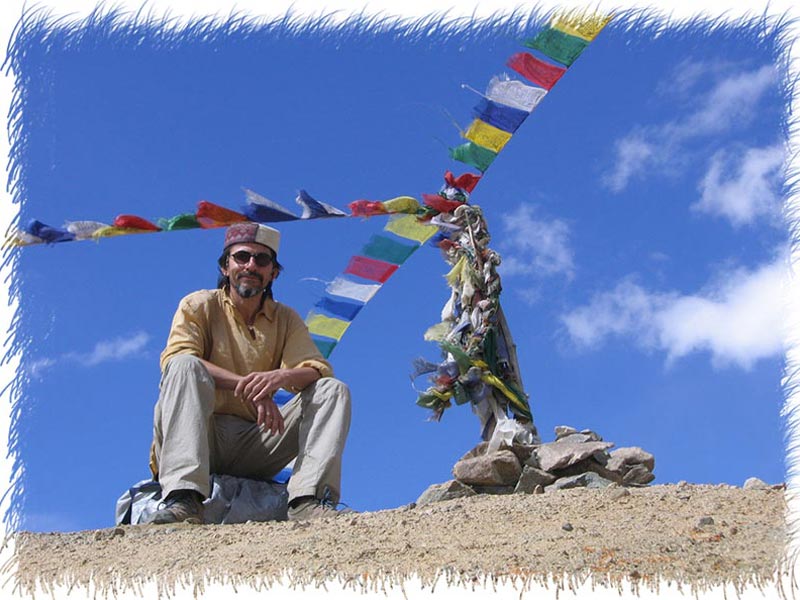 Repos sous les drapeaux à prières Ladakh Inde