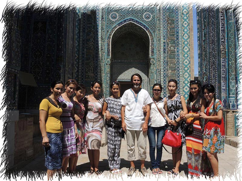 Avec un groupe de filles dans la nécropole Sha-I Zinda à Samarcande Ouzbékistan