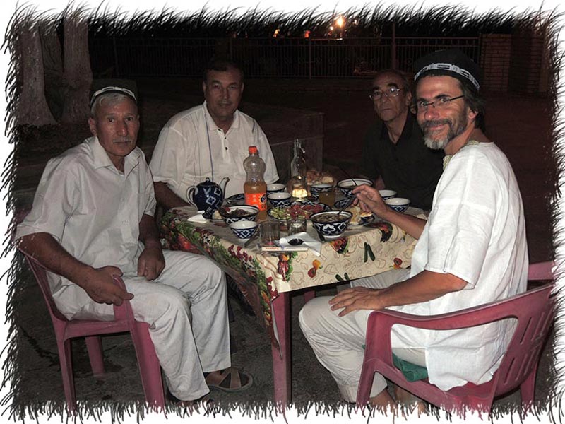 Repas avec mes mes amis musiciens à Shakhrisabz Ouzbékistan