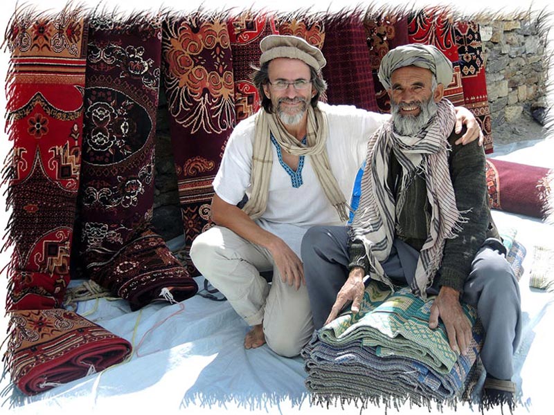 Avec un marchand afghan au marché d'ishkashim Tadjikistan Afghanistan