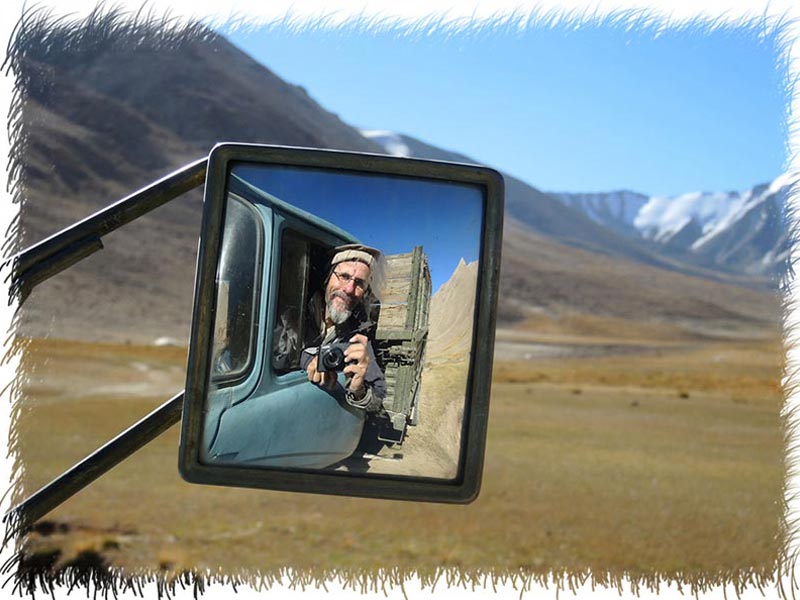 Vue dans le rétroviseur au Pamir Tadjikistan