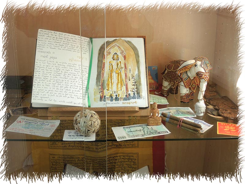 Vitrine carnet Birmanie & objets médiathèque Baden